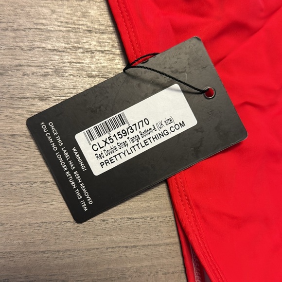 Pretty little thing Red cleavage wire bikini top - Picture 6 of 9